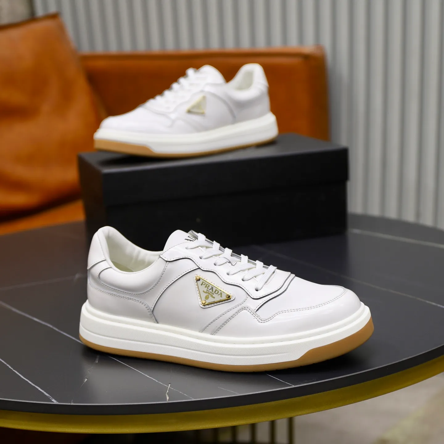 Factory price: 740💰Top original order Brand: PRADA (Prada) Standard code: Men's size 38/44 (45 can be customized) Grade: Same as the official website Material: Original cowhide stitching imported cowhide lining Original combination two-color wear-resistant soft outsole Style category: Leisure and sports version Young fashion European and American trend British style Color: Real picture color